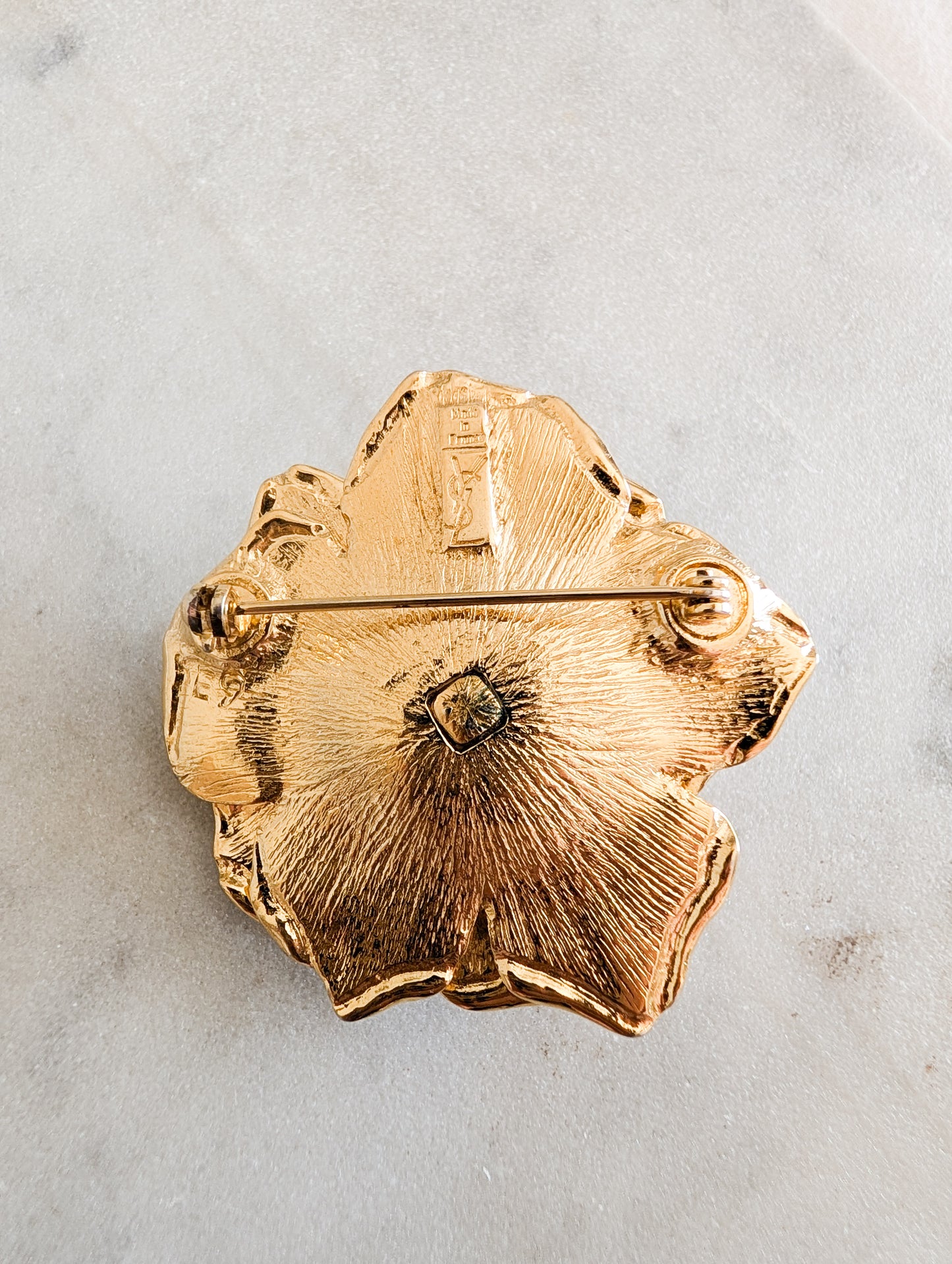 Très rare broche rose Yves Saint Laurent