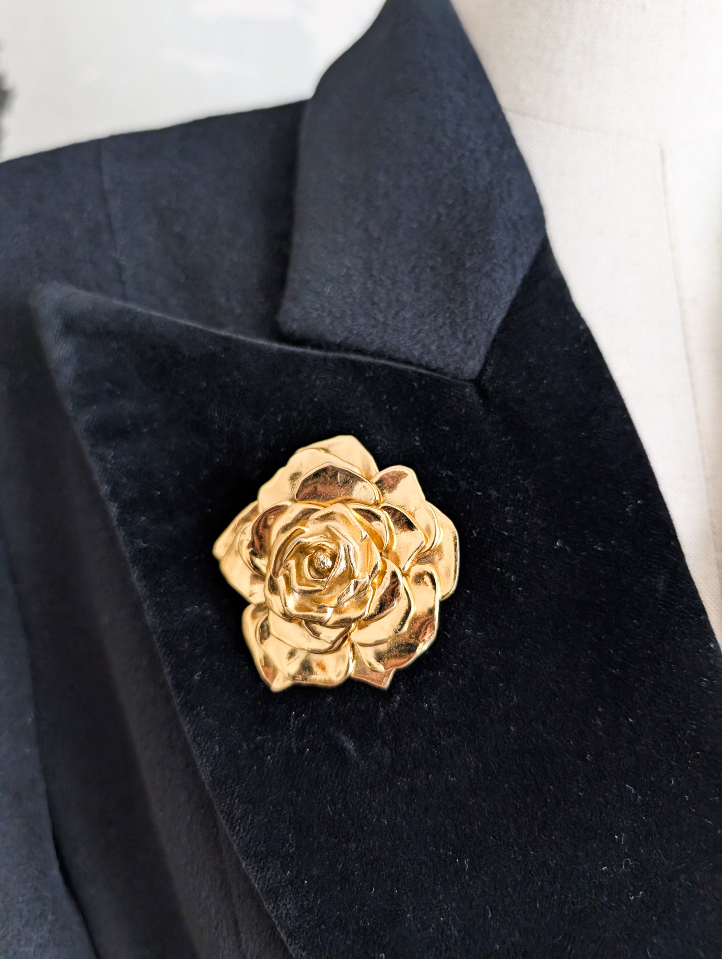 Très rare broche rose Yves Saint Laurent