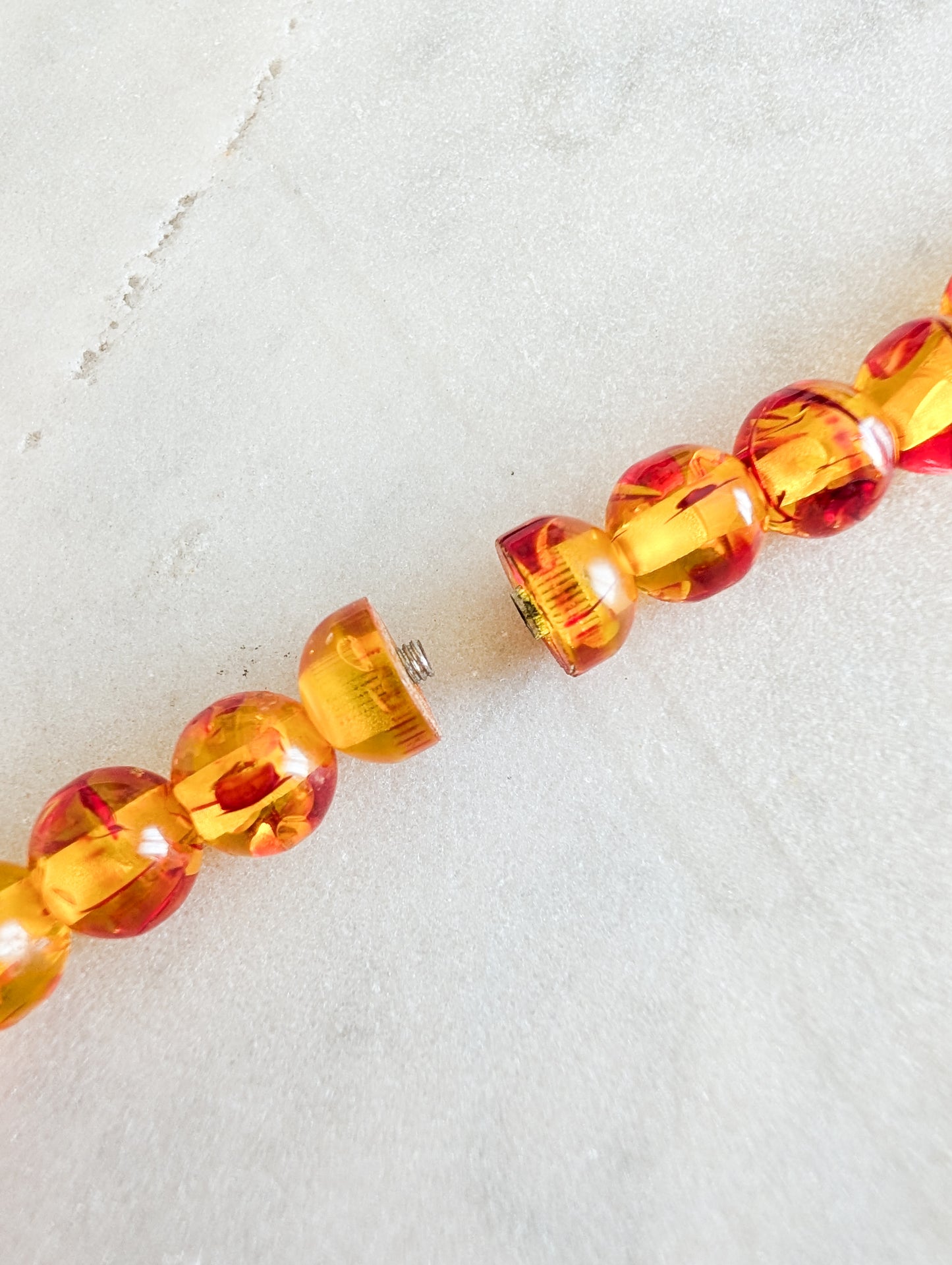 Sautoir en lucite façon Ambre 1950