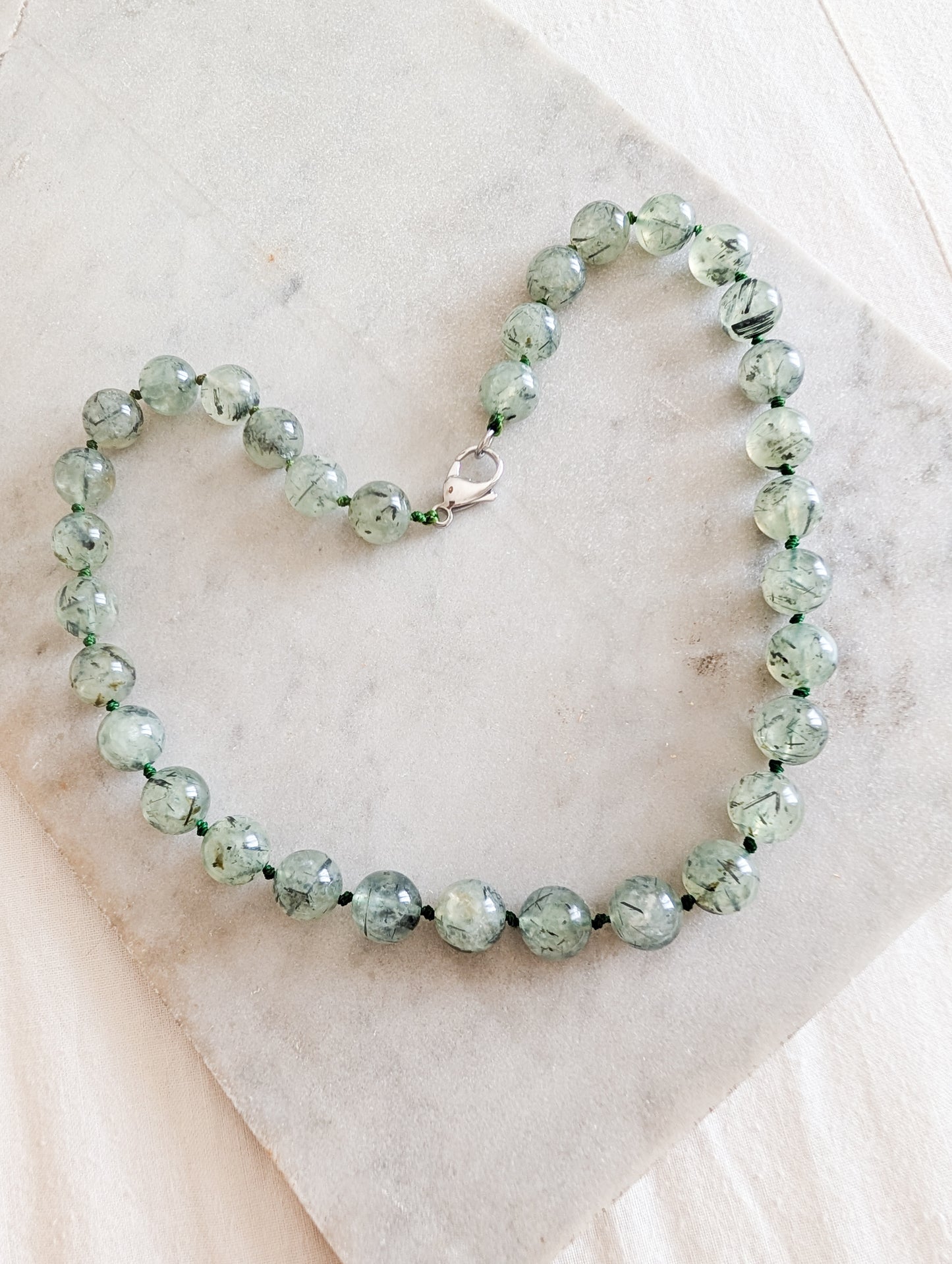 Collier de perles de préhnites à inclusions d'épidote