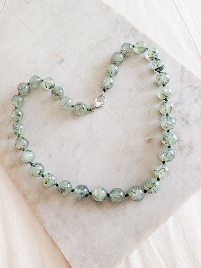 Collier de perles de préhnites à inclusions d'épidote