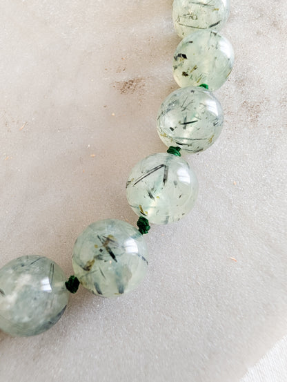 Collier de perles de préhnites à inclusions d'épidote