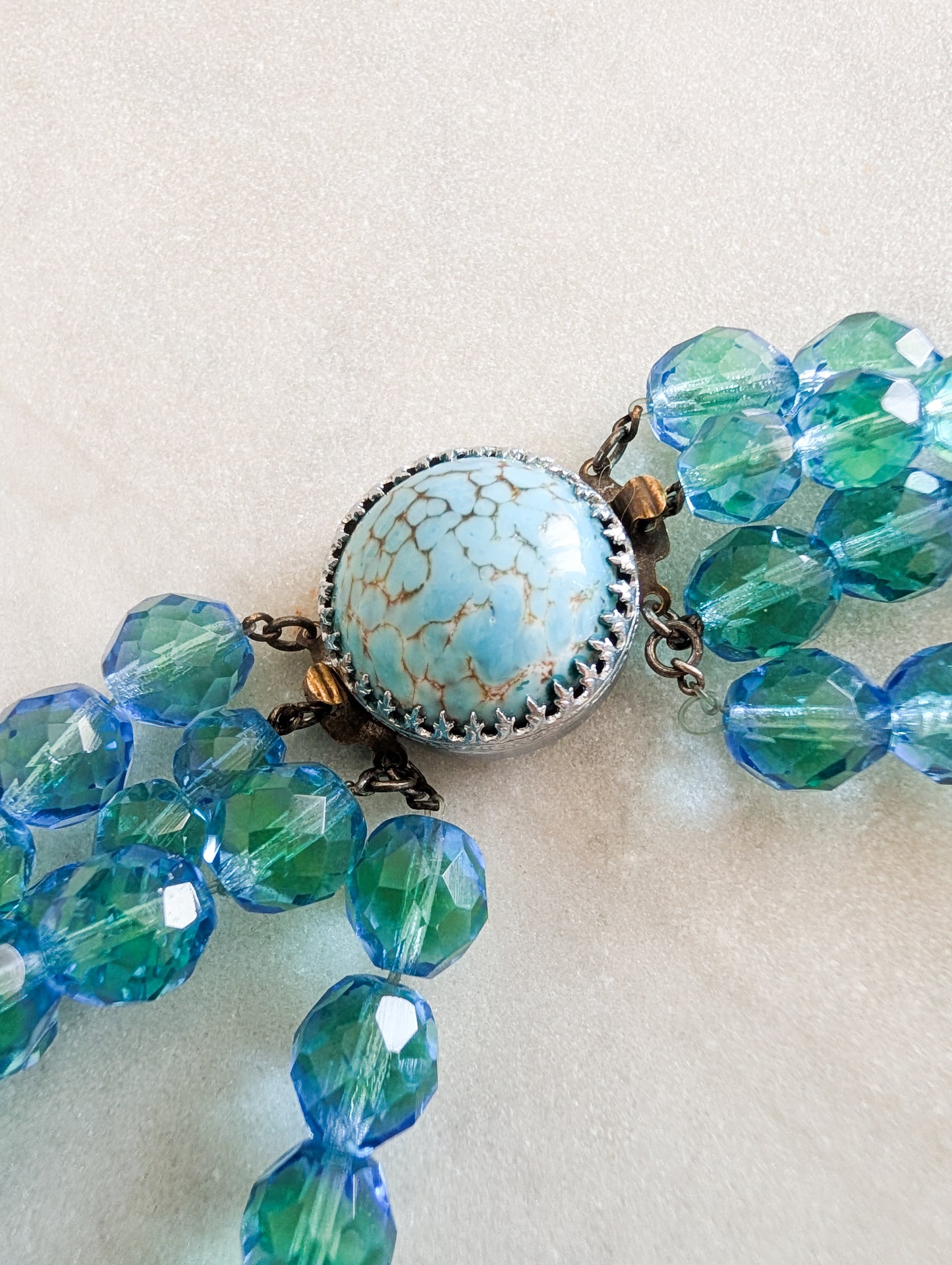 Collier en verre Multirangs années 1950