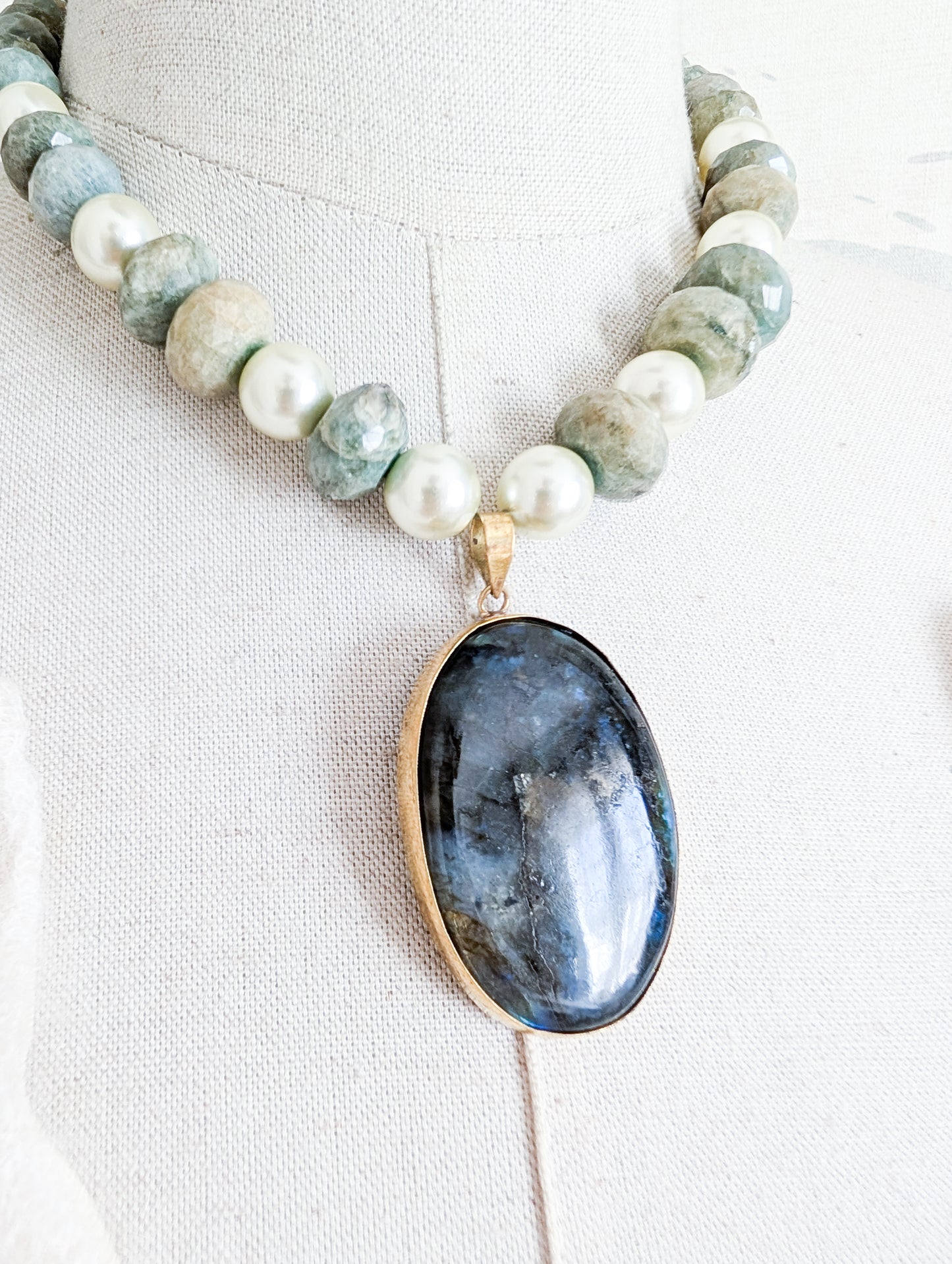 Collier en Béryl et pendentif Labradorite