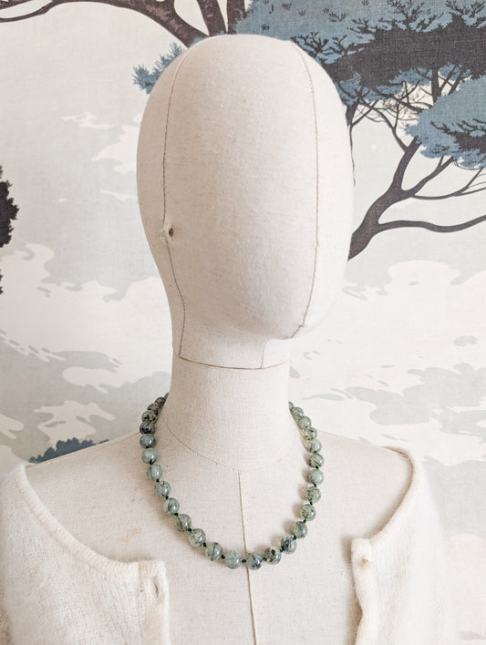 Collier de perles de préhnites à inclusions d'épidote
