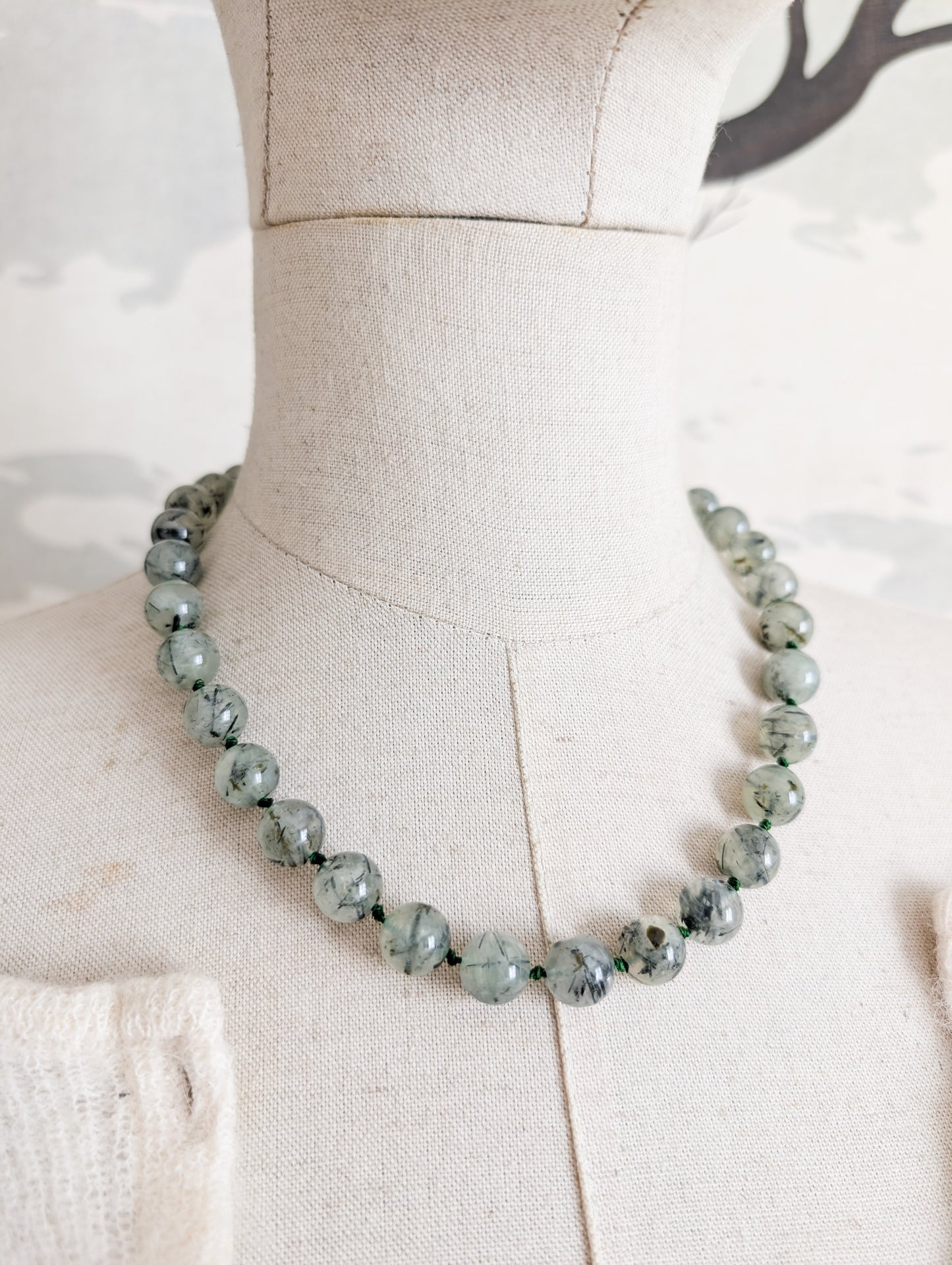 Collier de perles de préhnites à inclusions d'épidote