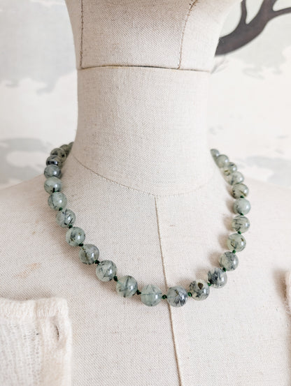 Collier de perles de préhnites à inclusions d'épidote