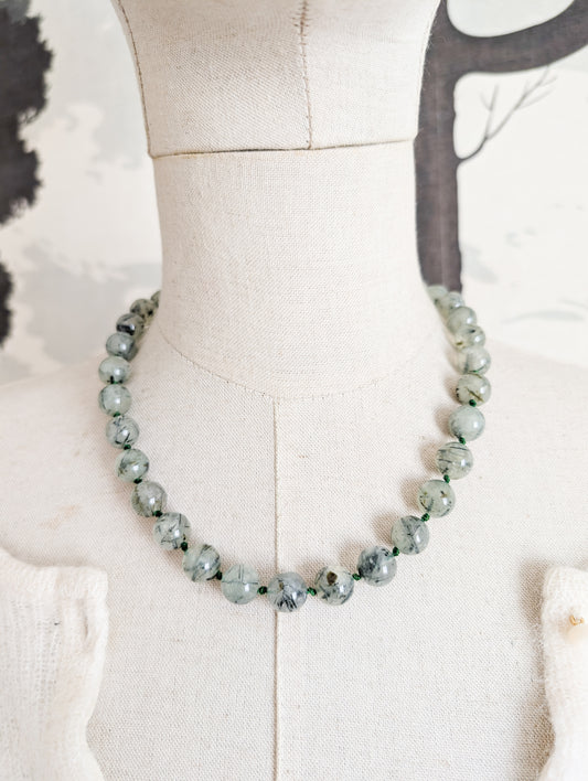Collier de perles de préhnites à inclusions d'épidote