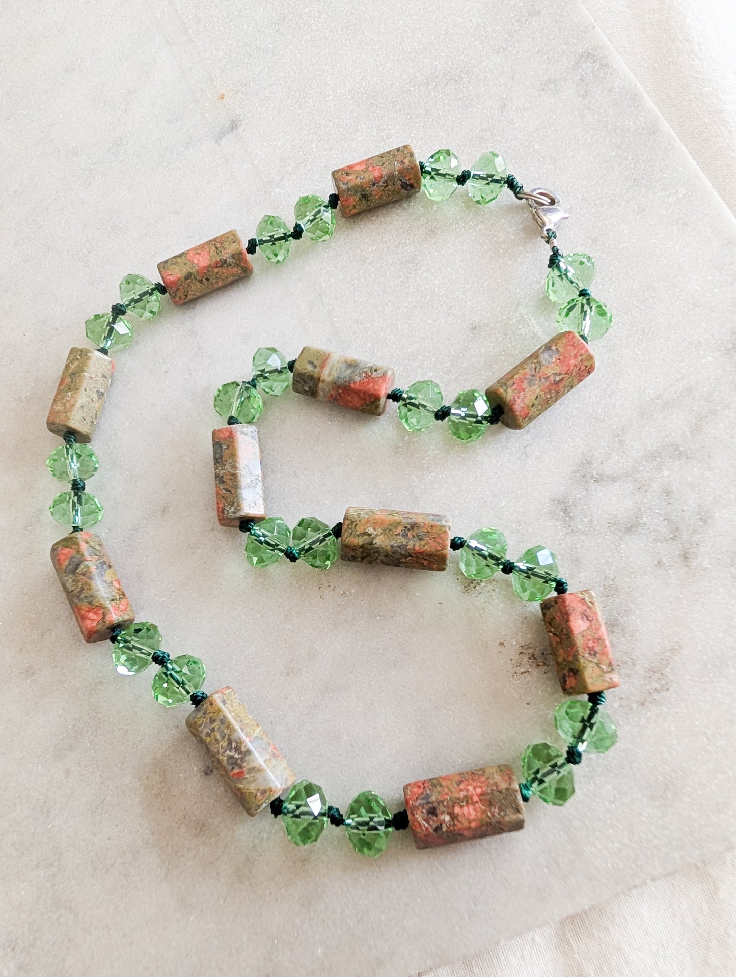 Collier en Verre et Unakite