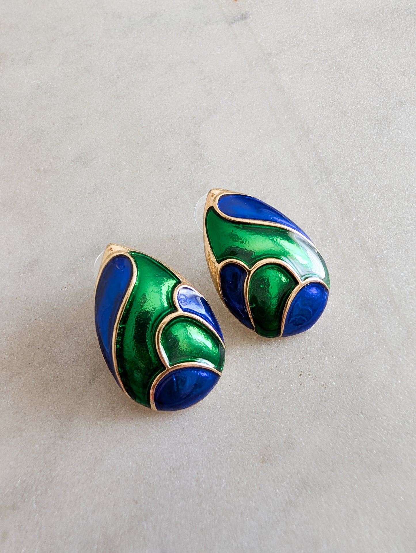 Boucles bleues et vertes oreilles percées