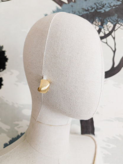 Demi créoles 60's pour les oreilles percées
