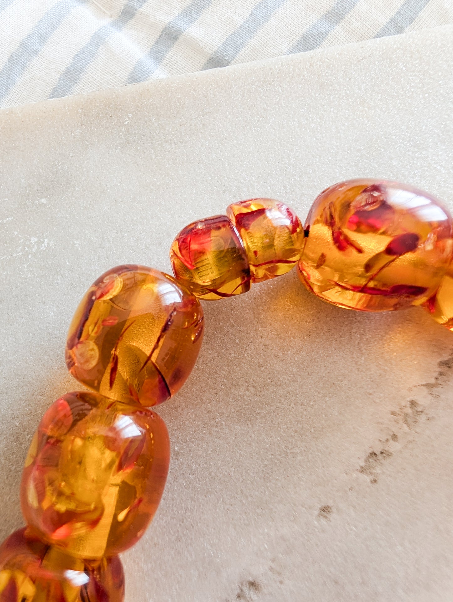 Collier en Lucite façon Ambre 50's