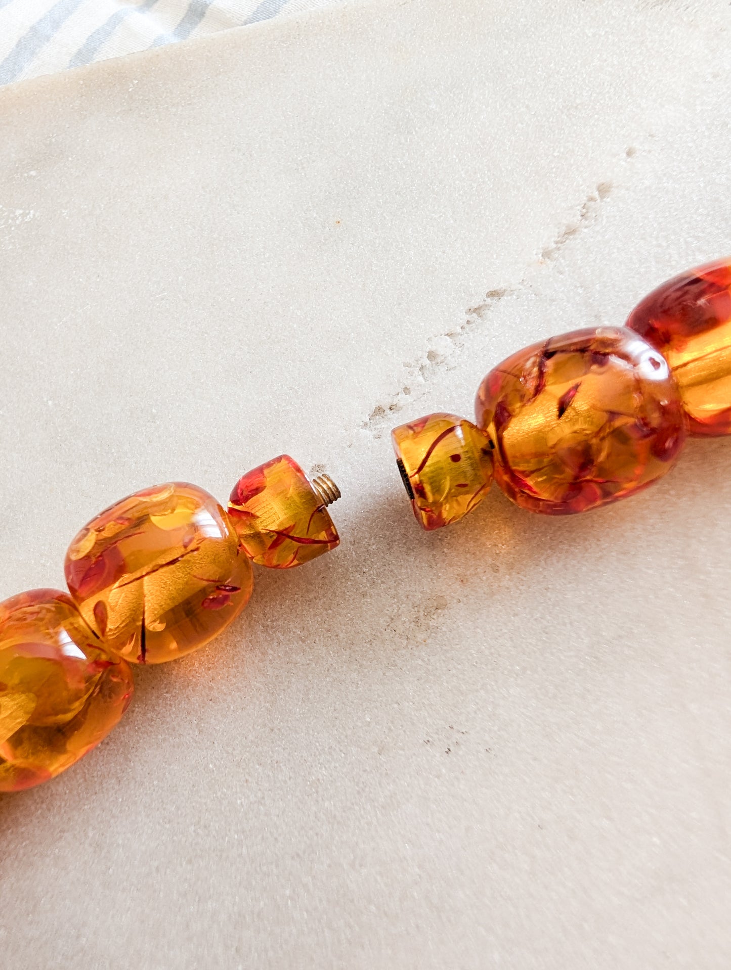 Collier en Lucite façon Ambre 50's