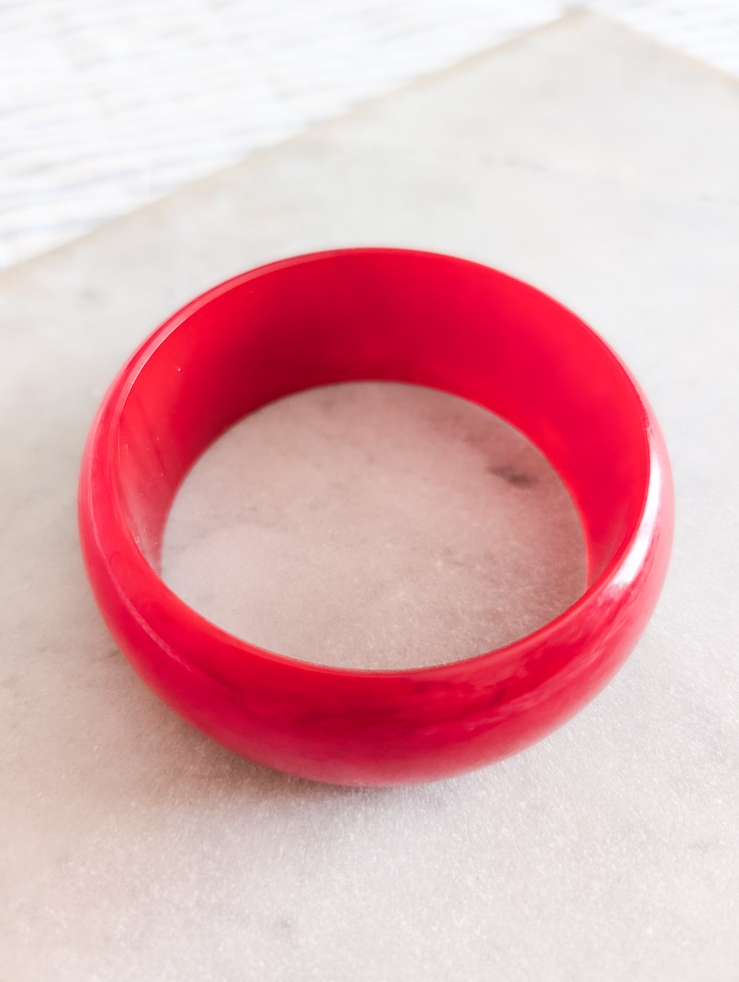 Bracelet en résine rouge 70's