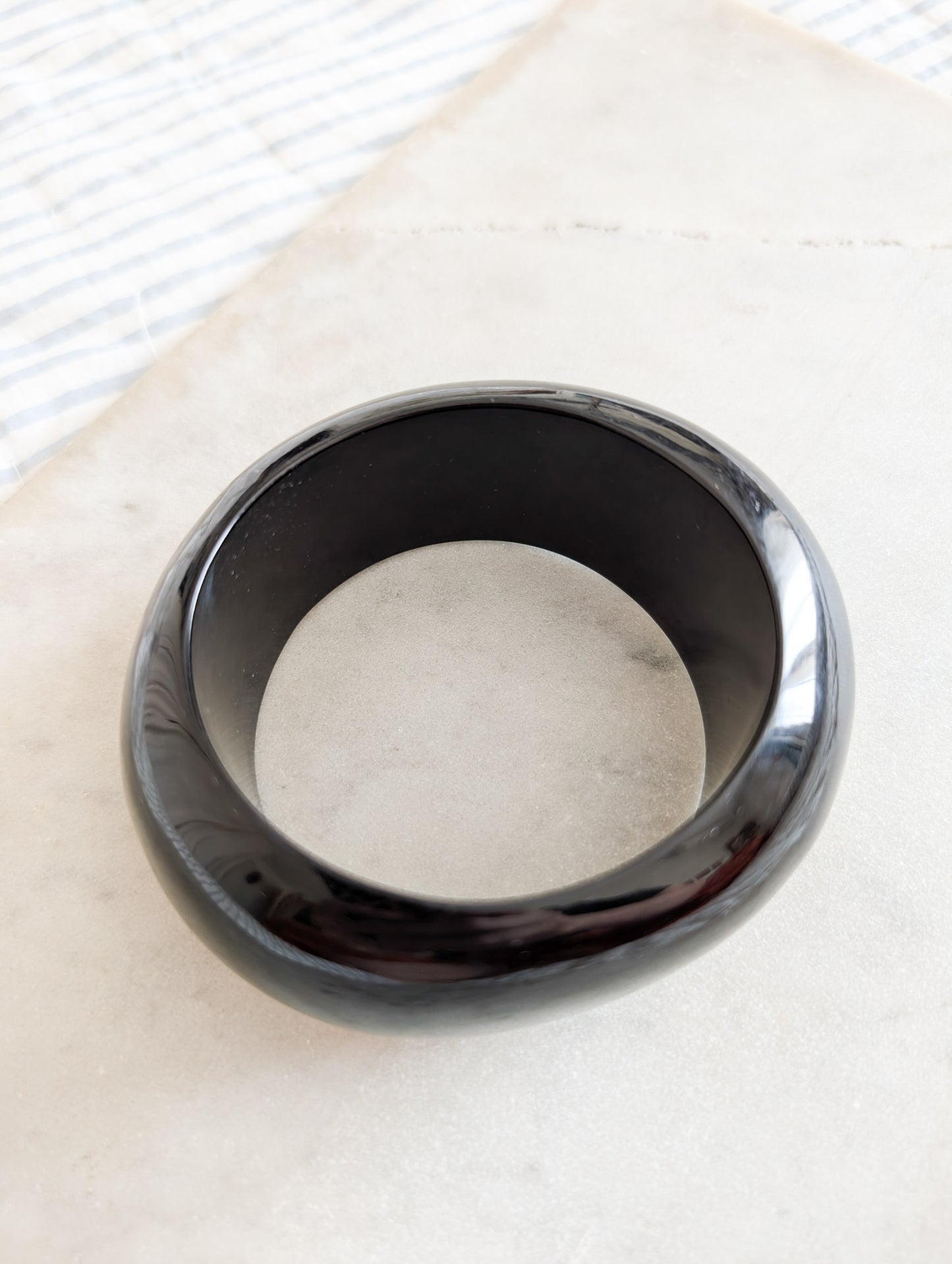 Bracelet oversize noir en résine 70's