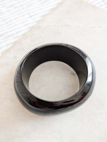 Bracelet oversize noir en résine 70's