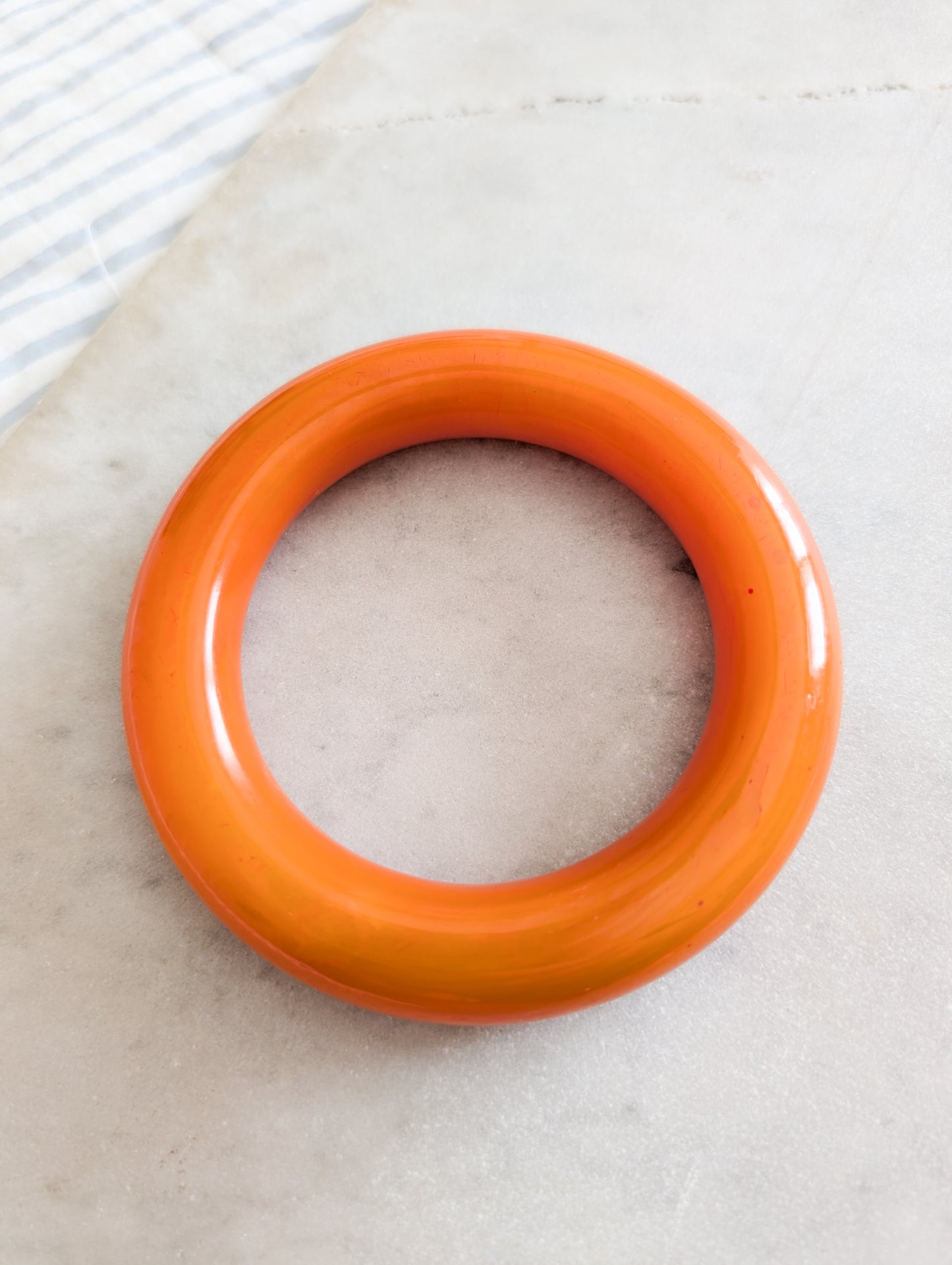 Bracelet orange en résine 70's