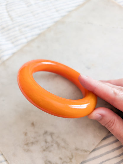 Bracelet orange en résine 70's
