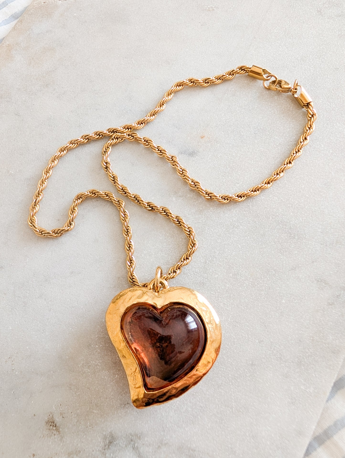 Iconique pendentif cœur Yves Saint Laurent