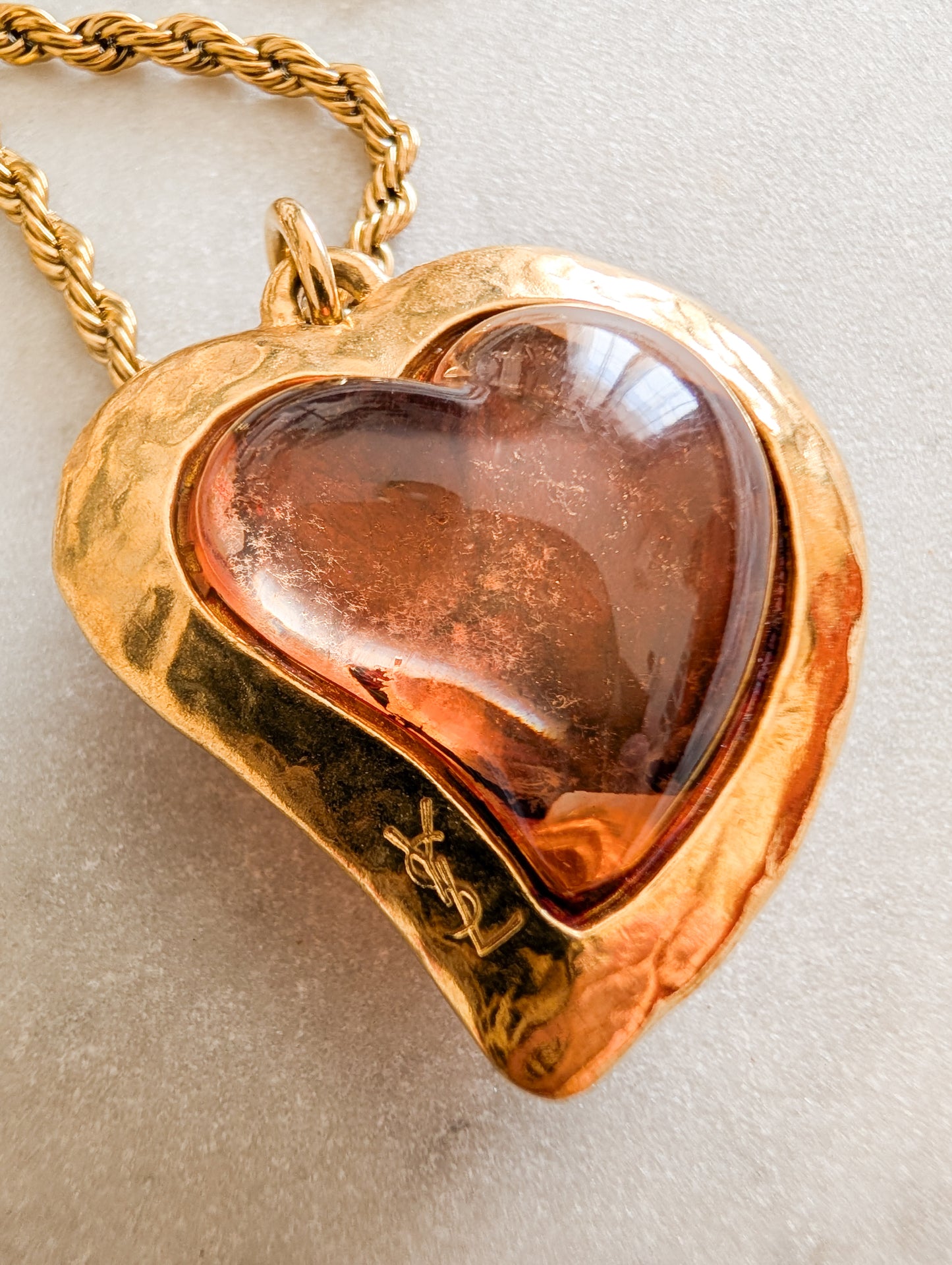 Iconique pendentif cœur Yves Saint Laurent