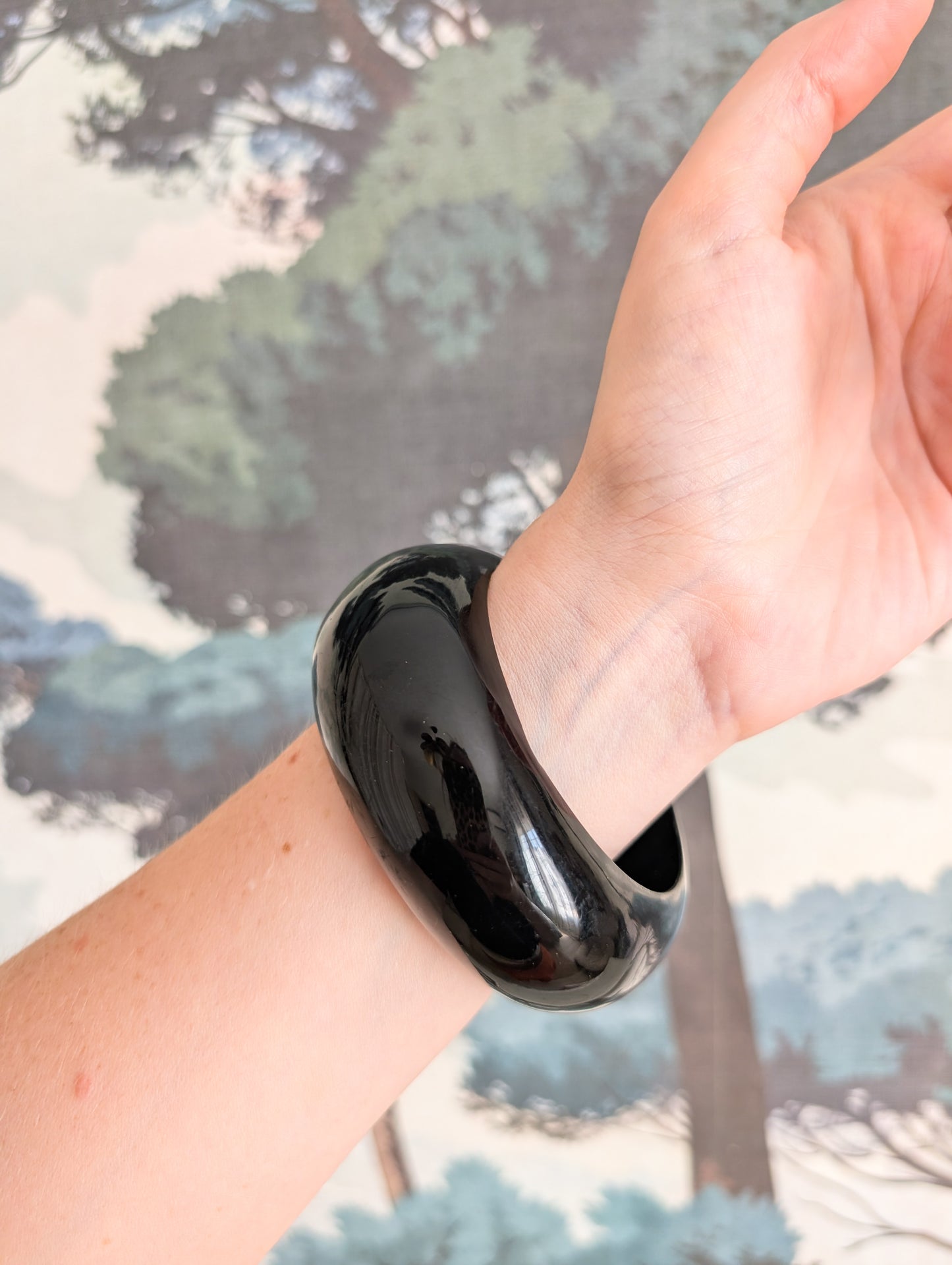 Bracelet oversize noir en résine 70's