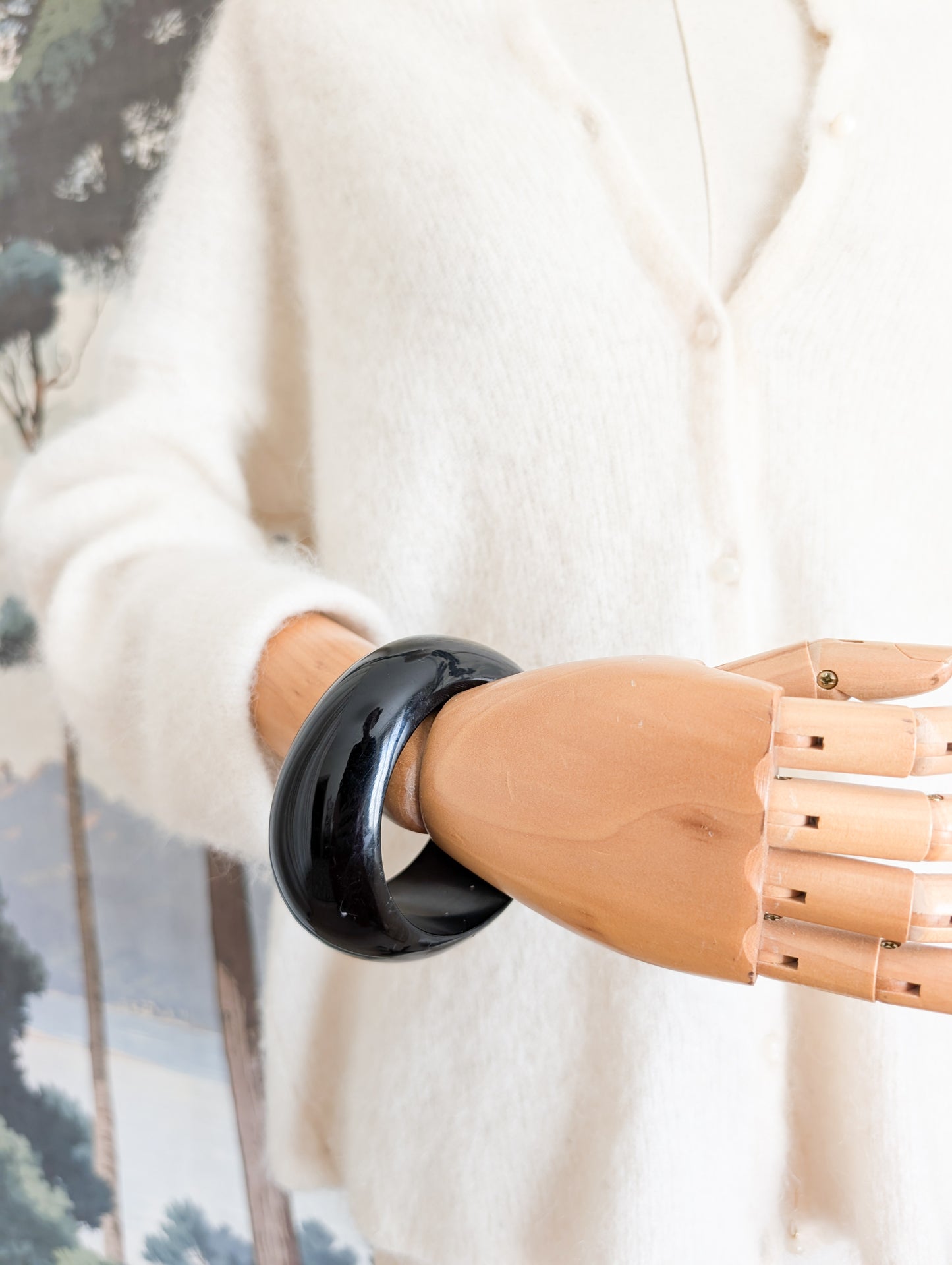 Bracelet oversize noir en résine 70's