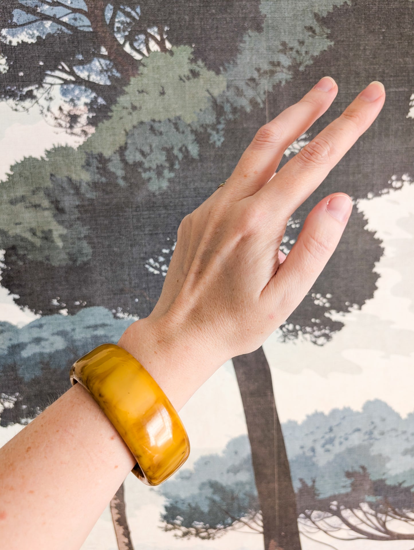 Bracelet moutarde en résine 70's