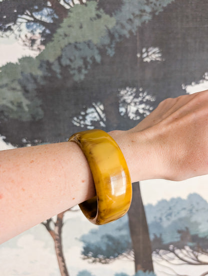Bracelet moutarde en résine 70's