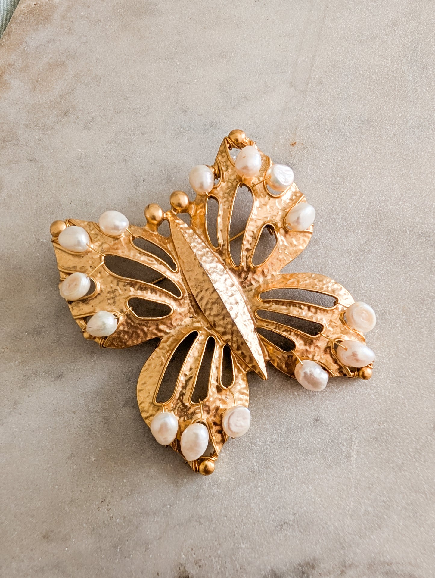 Grande broche papillon perles d'eau douce