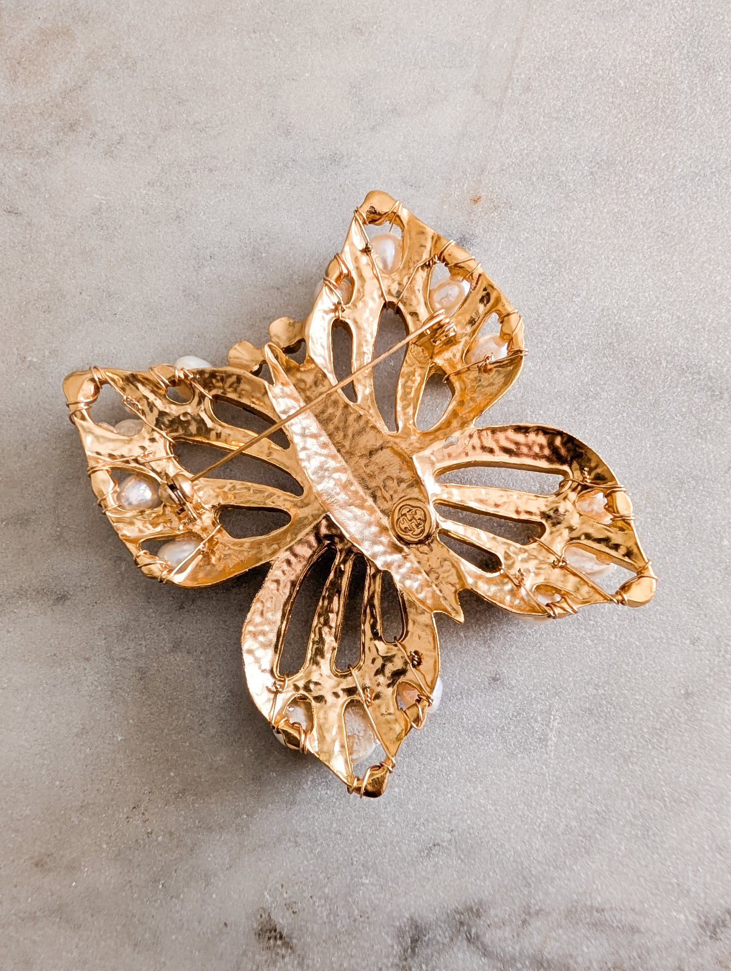 Grande broche papillon perles d'eau douce