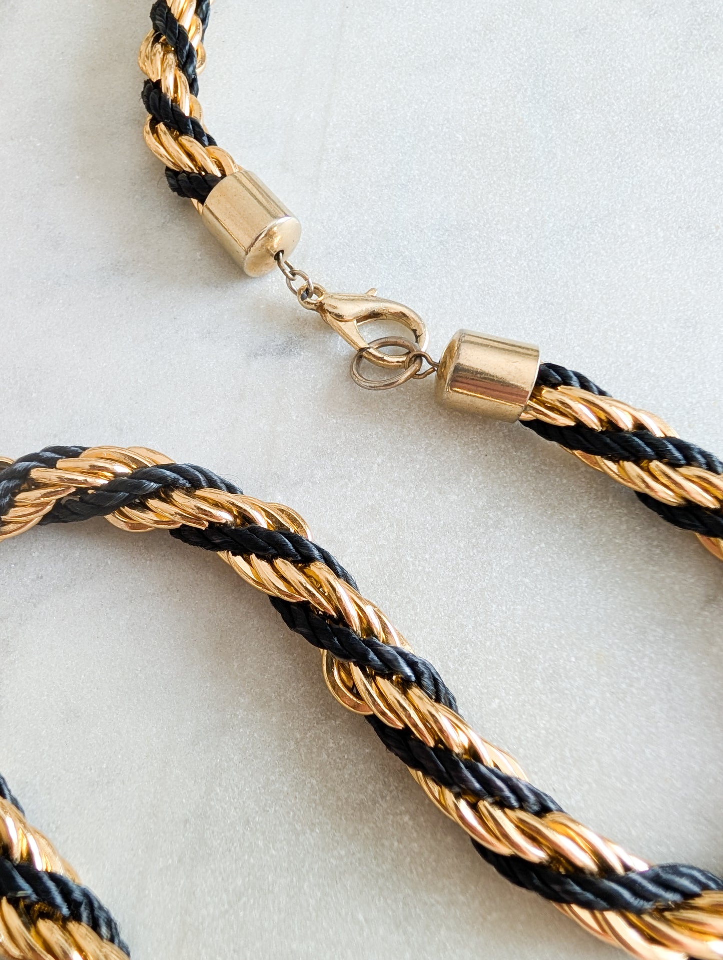 Collier américain maille torsadée et cordelette