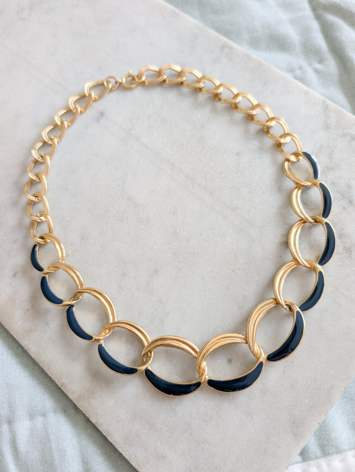 Collier laqué bleu nuit Trifari