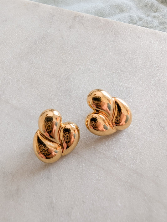 Boucles dorées oreilles percées