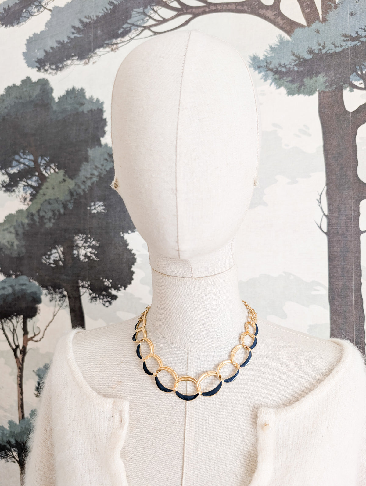 Collier laqué bleu nuit Trifari