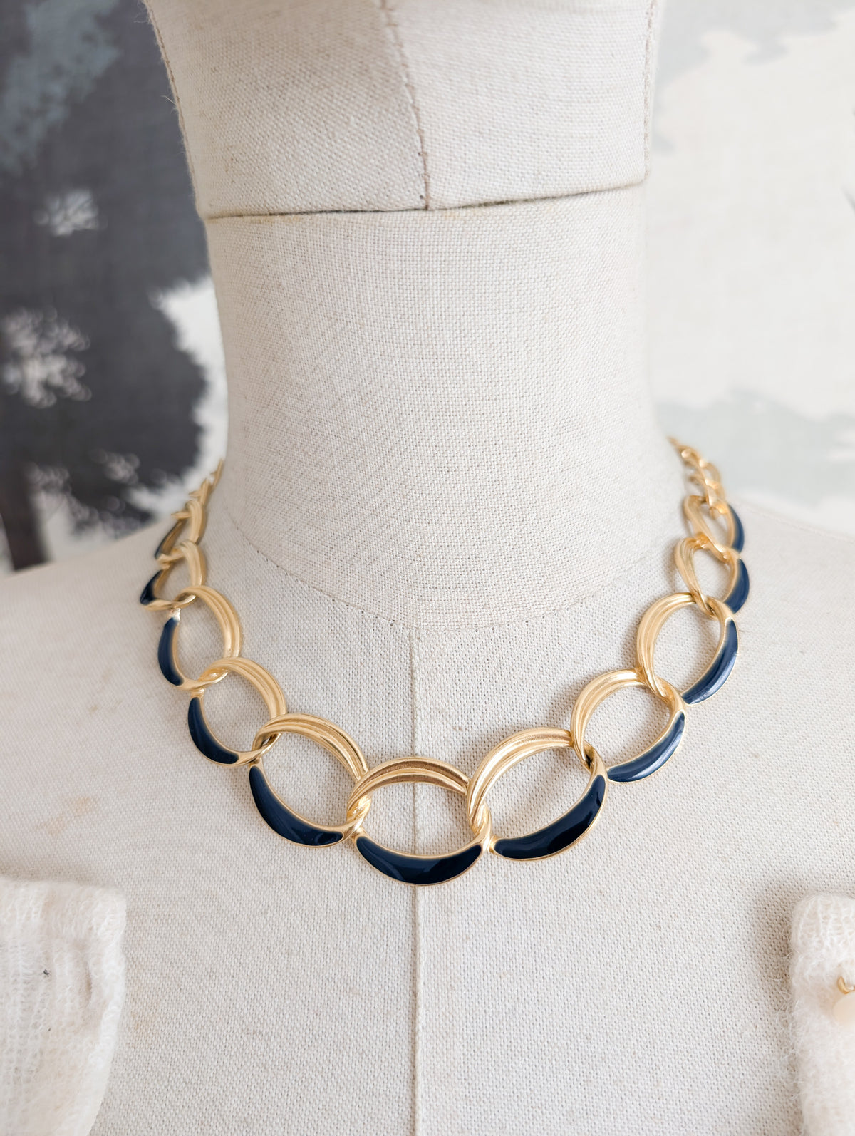Collier laqué bleu nuit Trifari