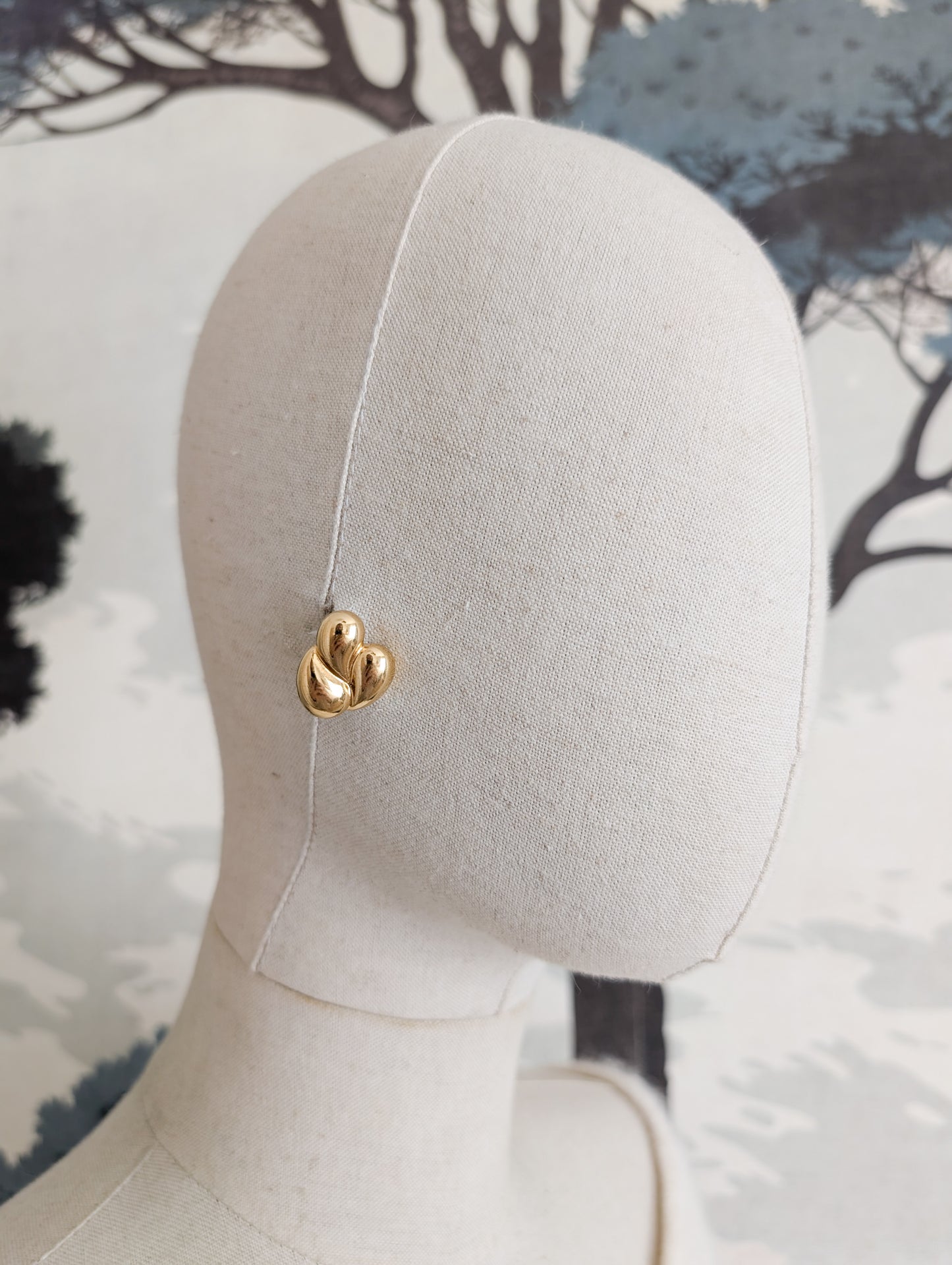 Boucles dorées oreilles percées
