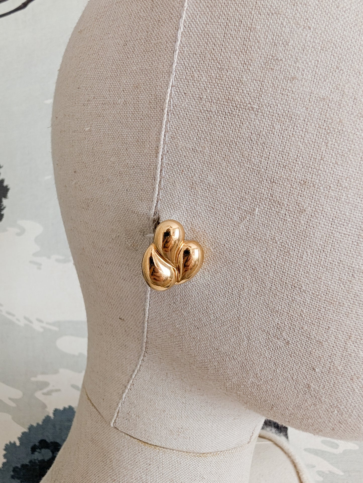 Boucles dorées oreilles percées