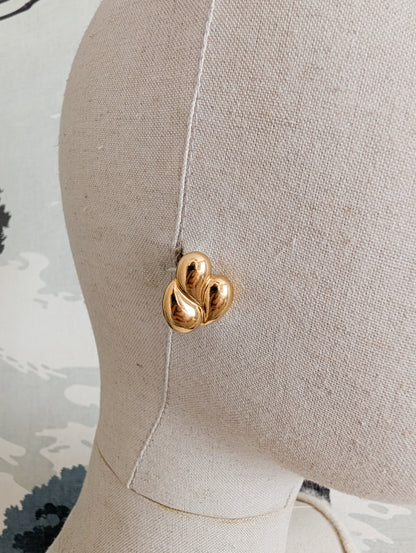 Boucles dorées oreilles percées