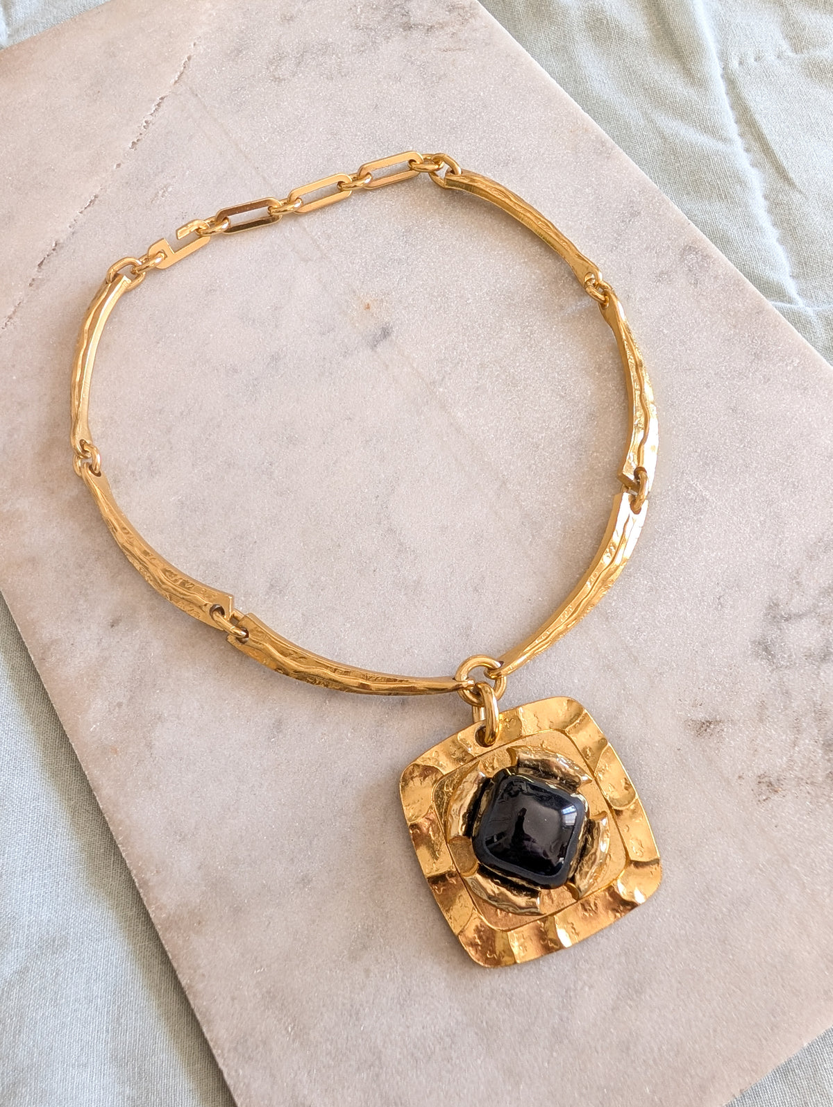 Rare collier Oranium