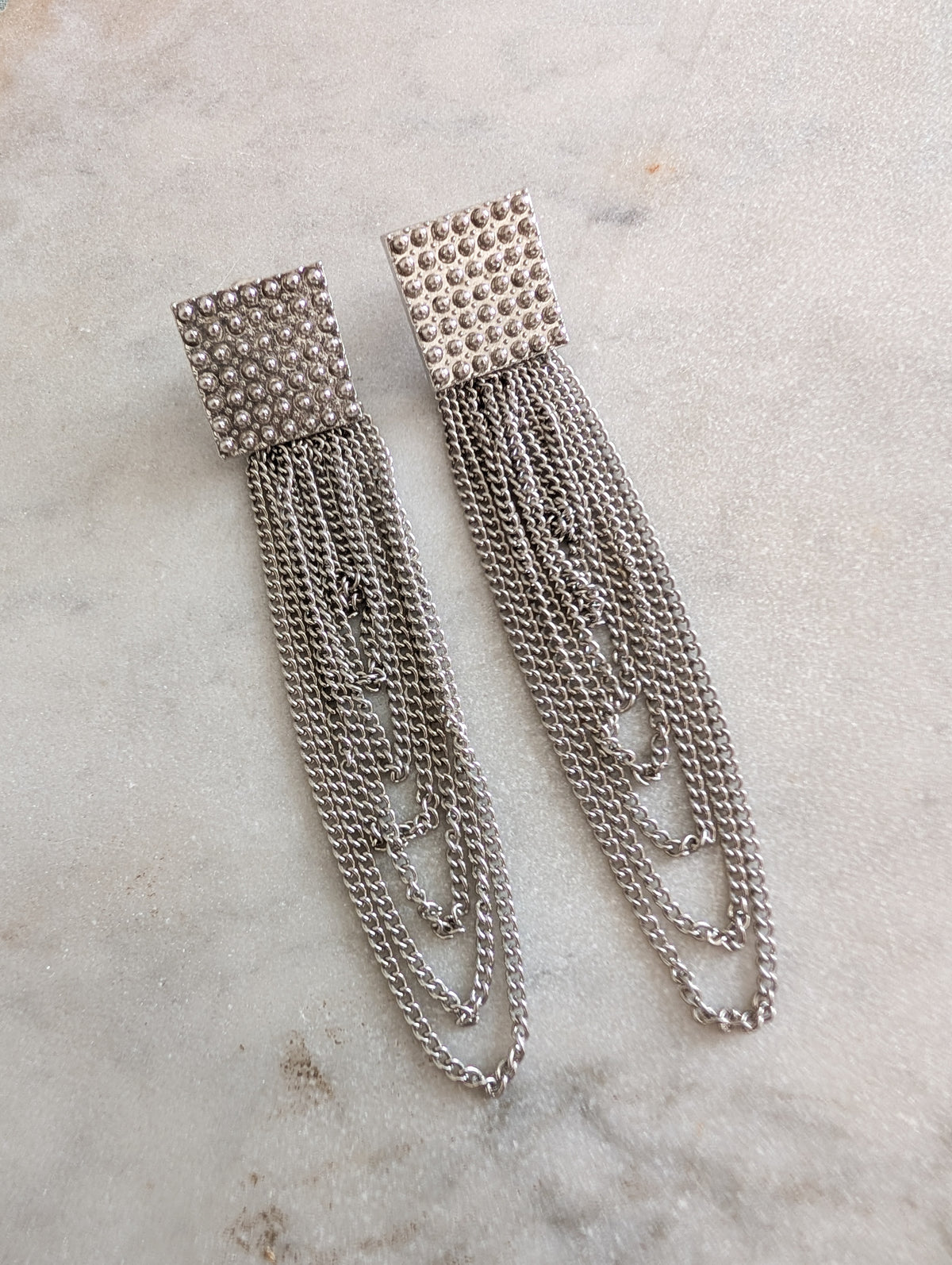 Longues boucles argentées américaines oreilles percées