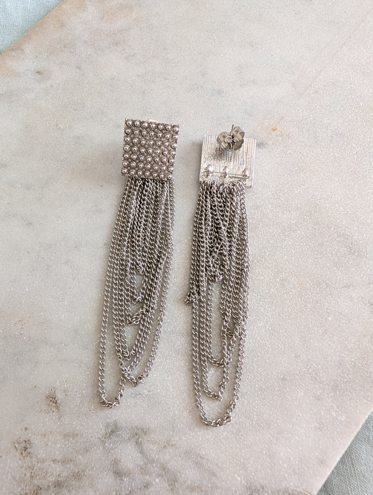 Longues boucles argentées américaines oreilles percées