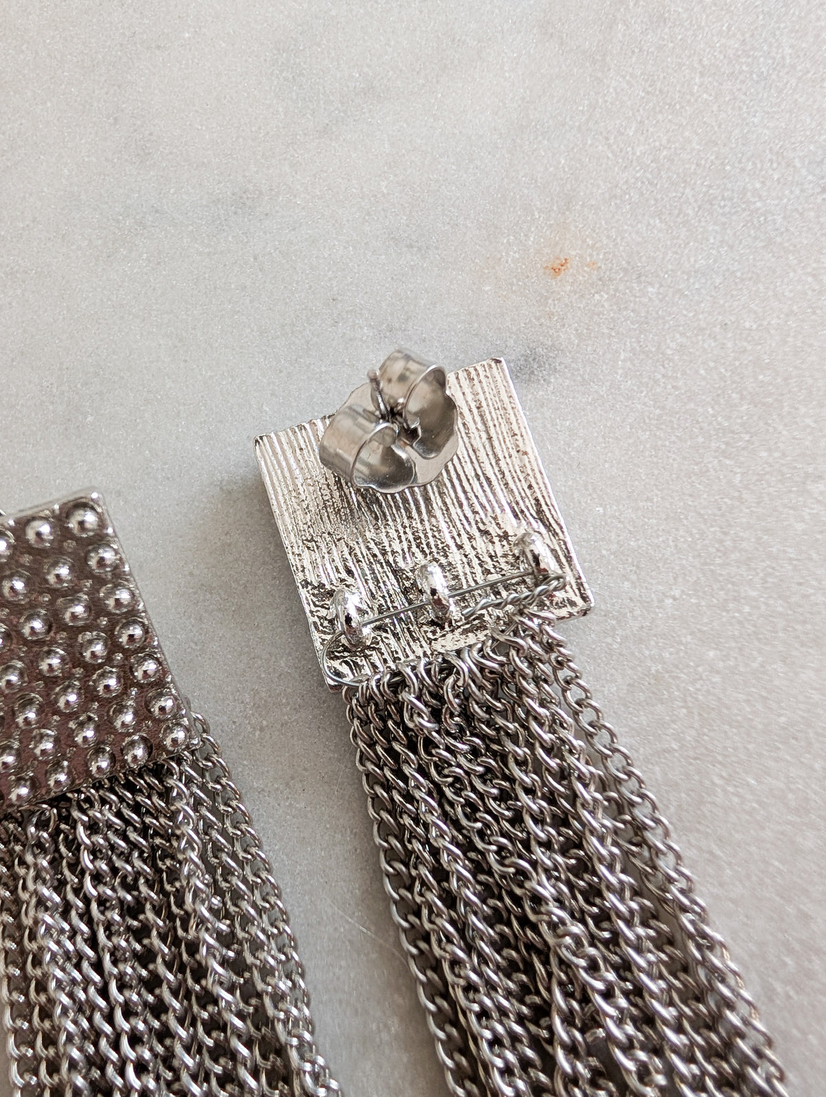 Longues boucles argentées américaines oreilles percées