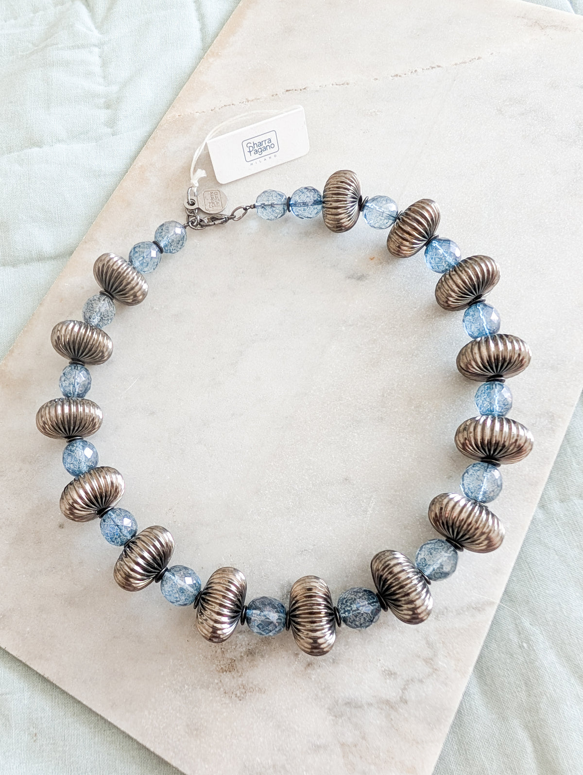 Superbe collier en verre en métal Sharra Pagano