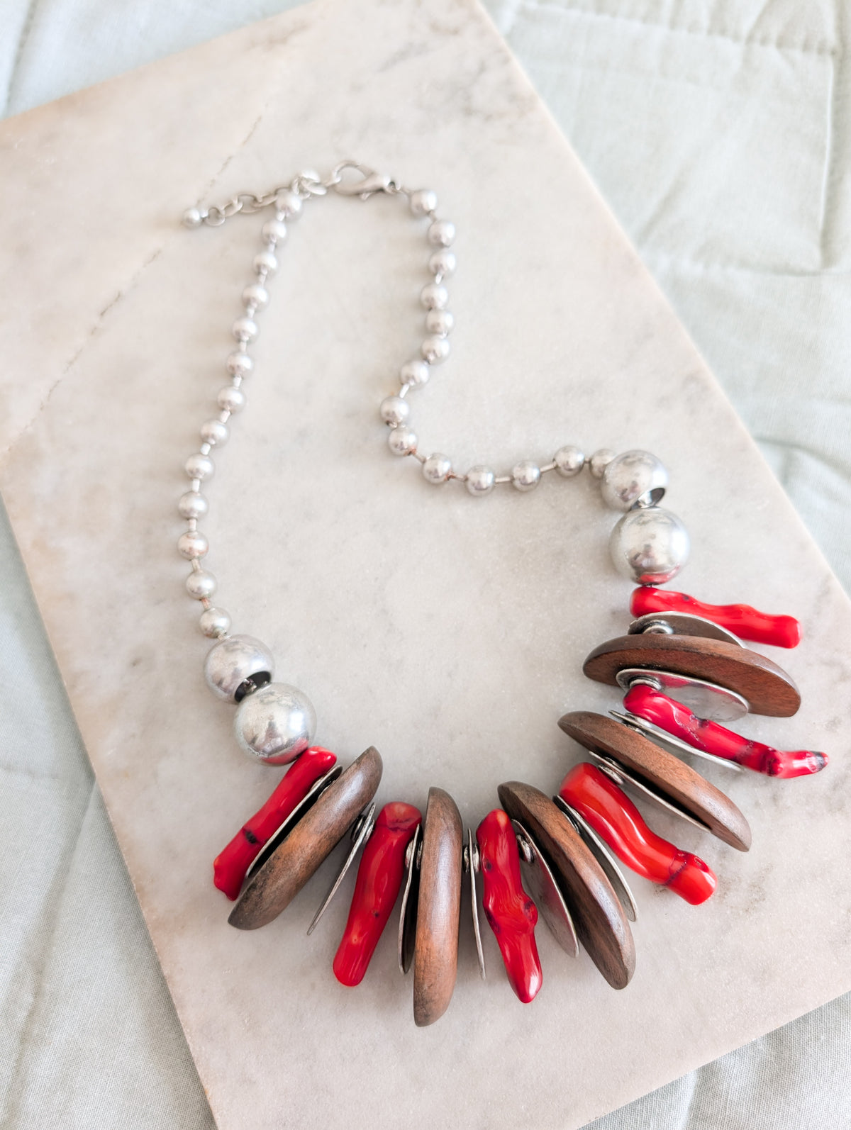 Collier en métal bois et Corail Bambou