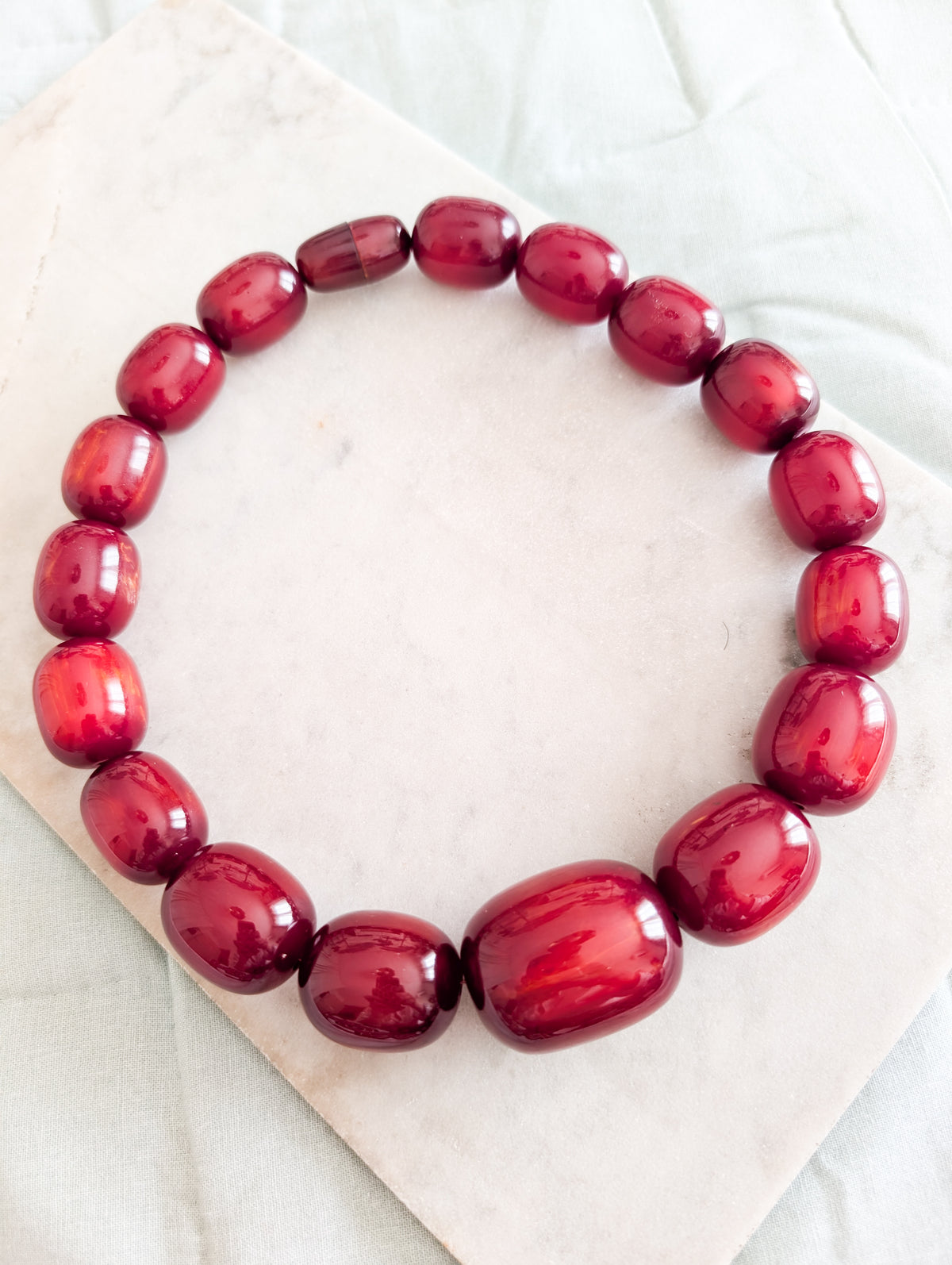 Incroyable collier de perles en lucite cerise