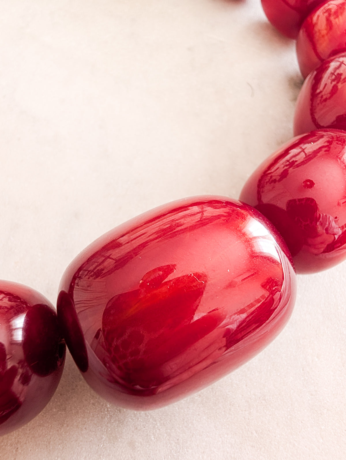 Incroyable collier de perles en lucite cerise