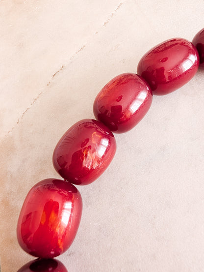Incroyable collier de perles en lucite cerise