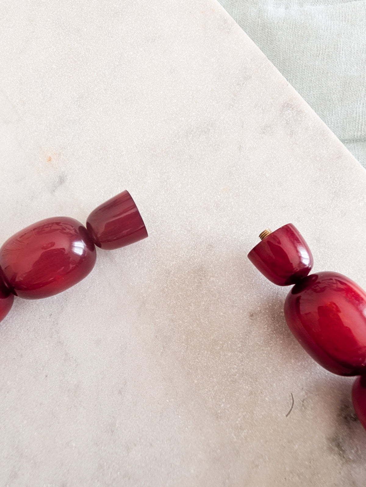 Incroyable collier de perles en lucite cerise