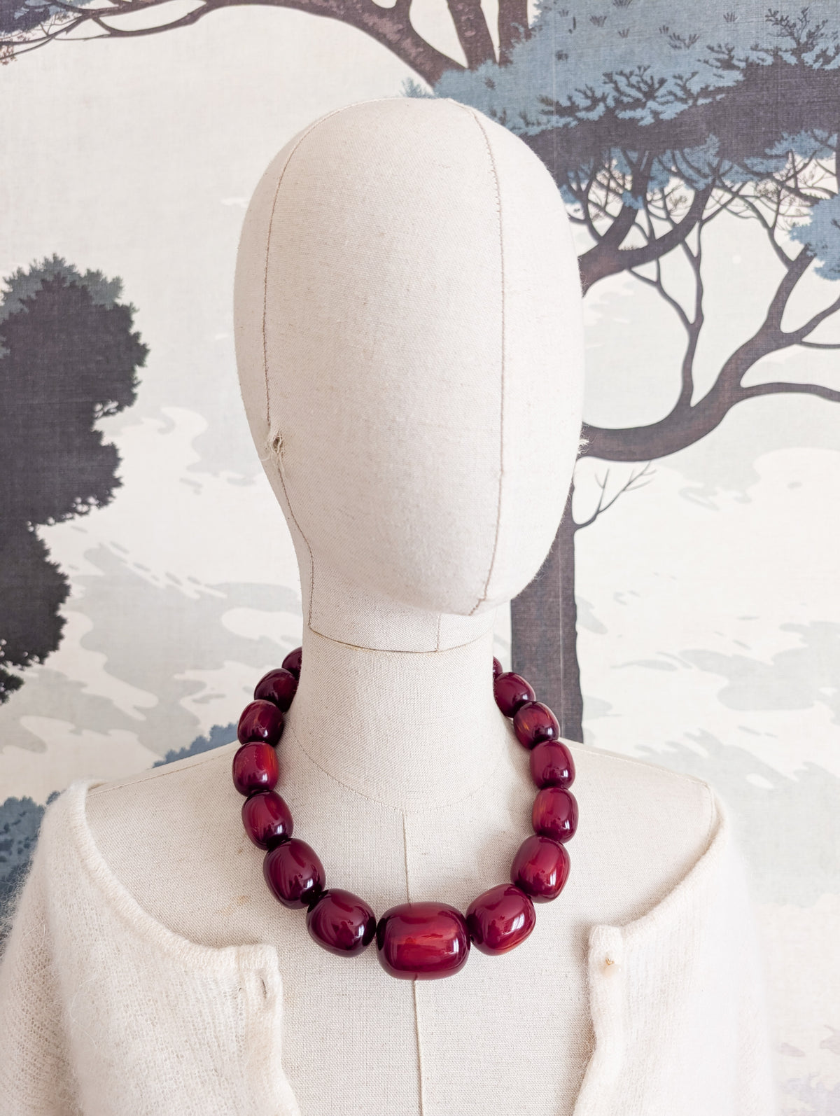 Incroyable collier de perles en lucite cerise