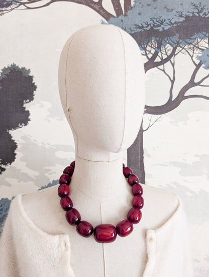Incroyable collier de perles en lucite cerise